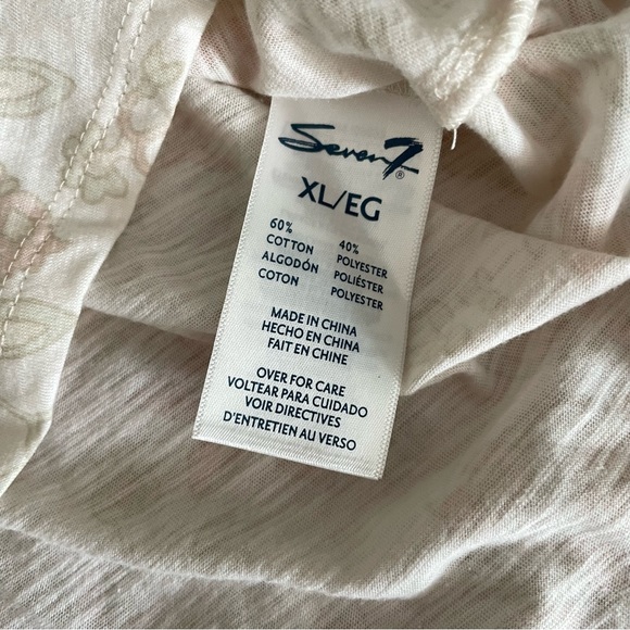 Seven7 V Neck Short Sleeve Pale Neutral Floral T Shirt • Size XL - Picture 13 of 13